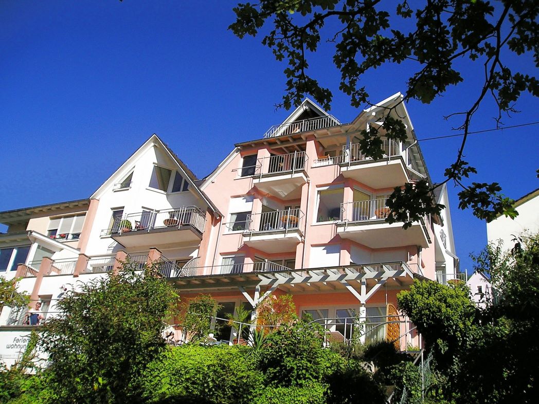 Ansicht mit Balkonen in Ferienwohnung Moseltraum - Urlaub an der Mosel in Ferienhaus Bullay mit 12 Ferienwohnungen in Königswiese 19, 56859 Bullay (Mosel)